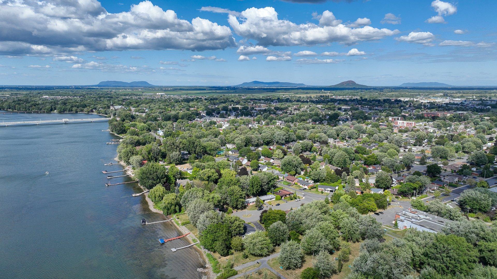 









3


Av. Charland

,
Saint-Jean-sur-Richelieu,




QC
J2X2K8

