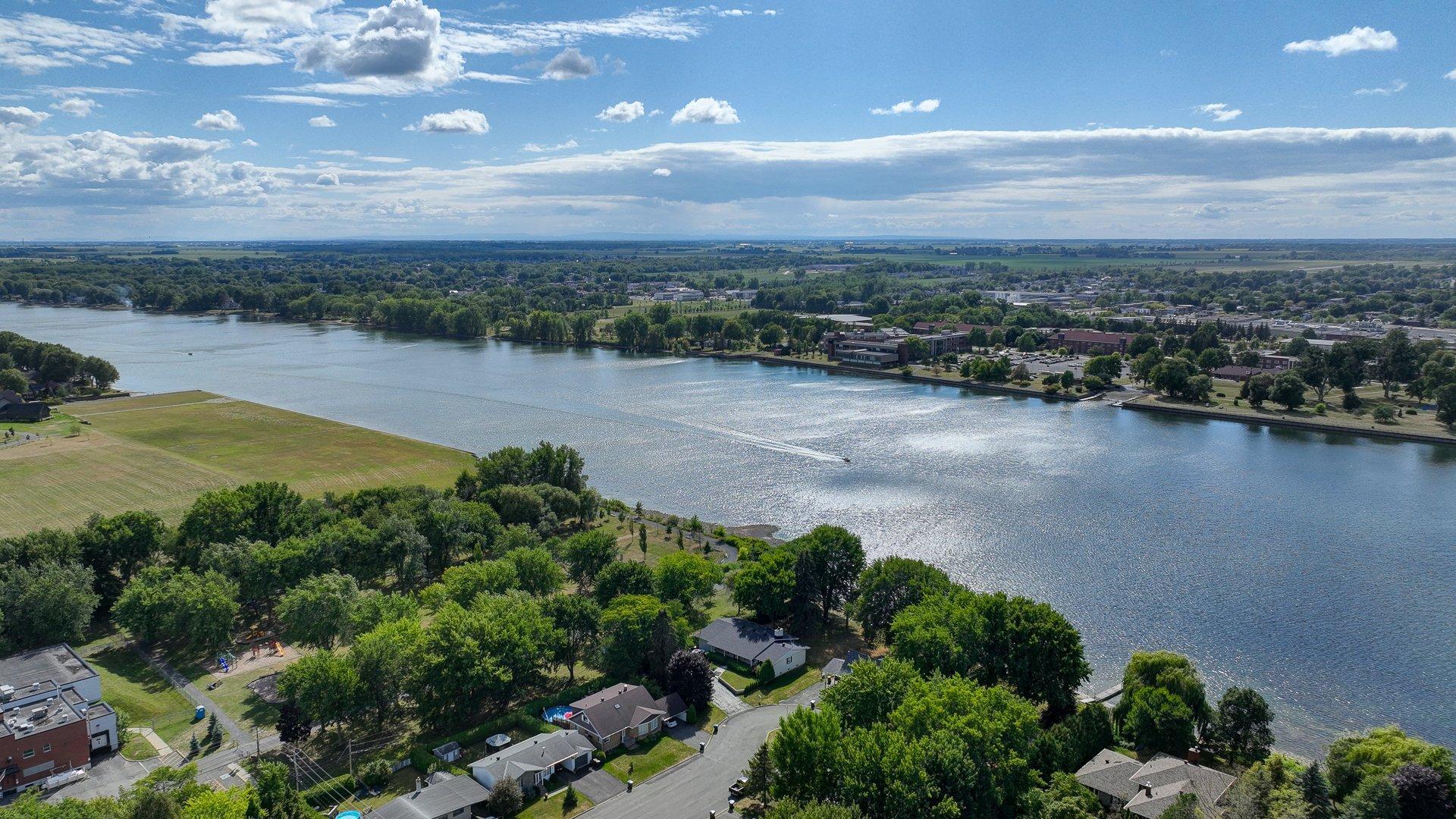 









3


Av. Charland

,
Saint-Jean-sur-Richelieu,




QC
J2X2K8

