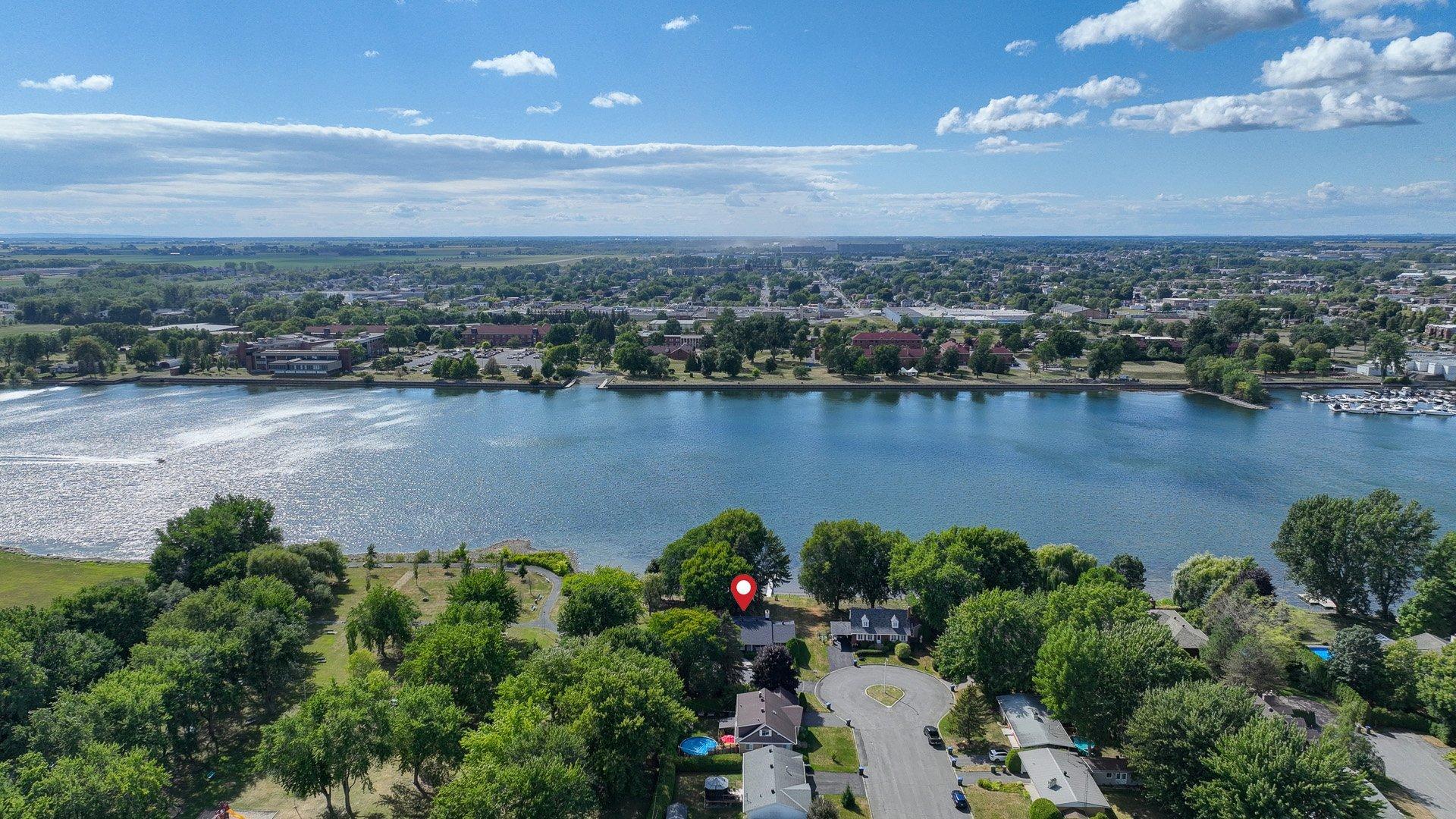 









3


Av. Charland

,
Saint-Jean-sur-Richelieu,




QC
J2X2K8


