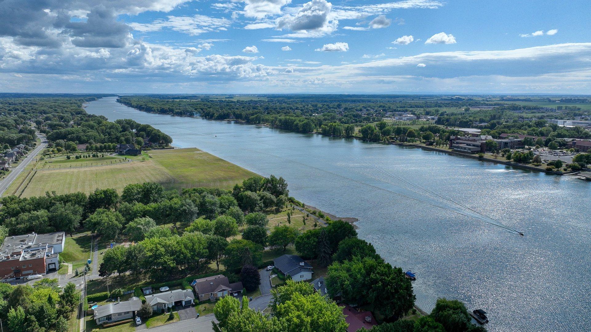 









3


Av. Charland

,
Saint-Jean-sur-Richelieu,




QC
J2X2K8

