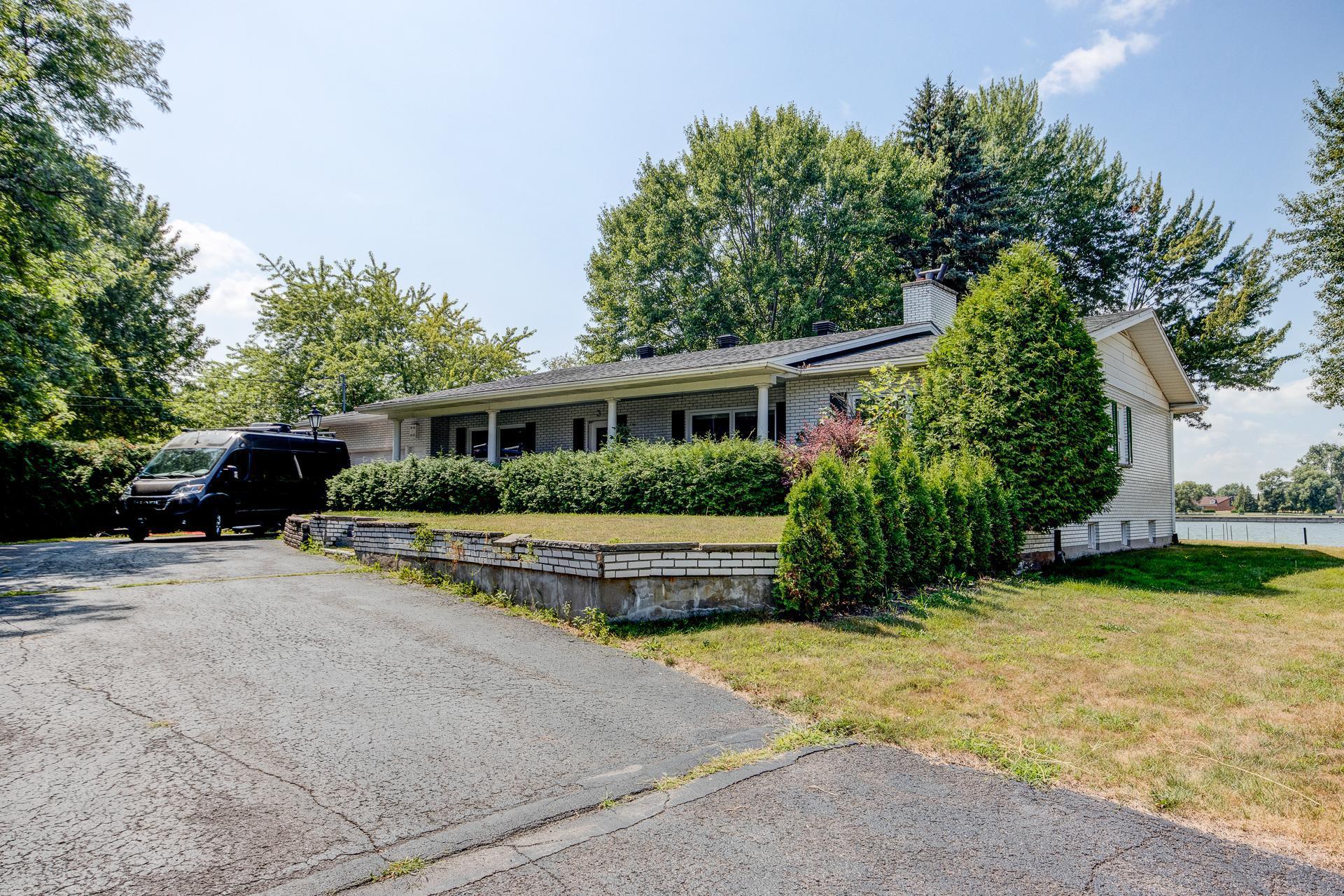









3


Av. Charland

,
Saint-Jean-sur-Richelieu,




QC
J2X2K8

