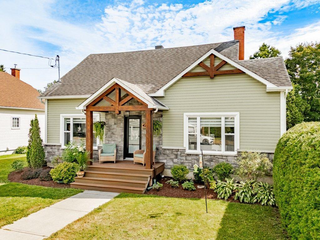 









428


Rue May

,
Coaticook,




QC
J1A1S9

