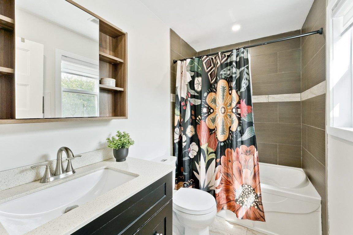 









428


Rue May

,
Coaticook,




QC
J1A1S9

