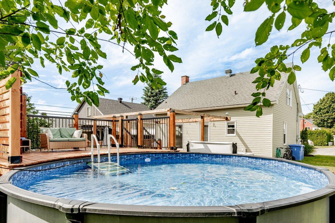 









428


Rue May

,
Coaticook,




QC
J1A1S9

