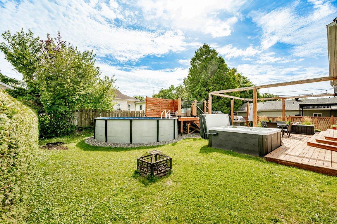 









428


Rue May

,
Coaticook,




QC
J1A1S9


