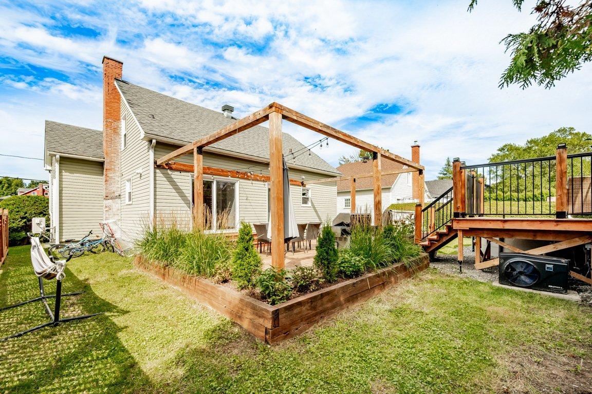 









428


Rue May

,
Coaticook,




QC
J1A1S9

