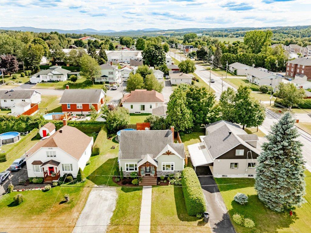 









428


Rue May

,
Coaticook,




QC
J1A1S9

