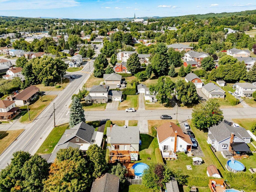 









428


Rue May

,
Coaticook,




QC
J1A1S9

