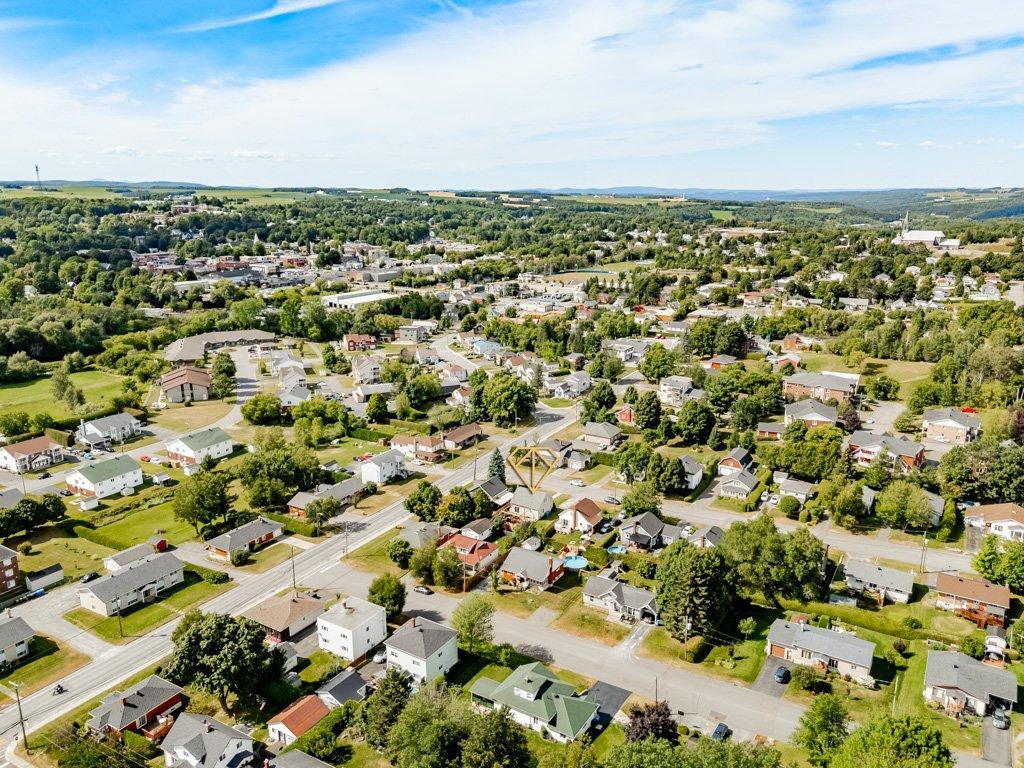 









428


Rue May

,
Coaticook,




QC
J1A1S9

