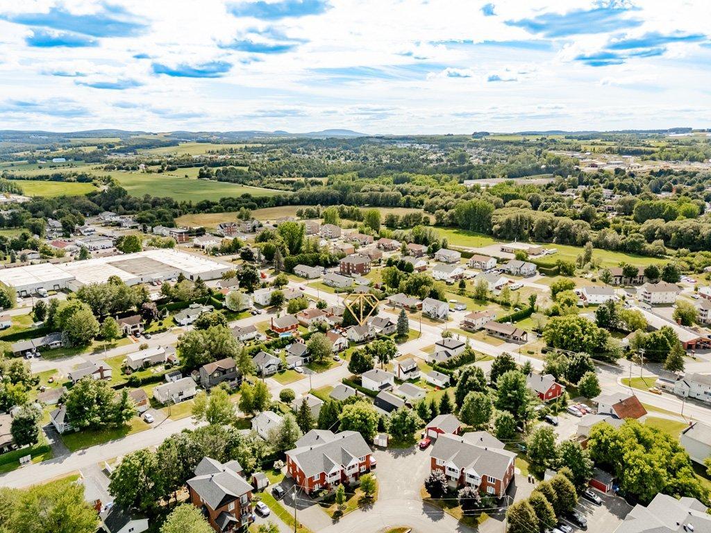 









428


Rue May

,
Coaticook,




QC
J1A1S9

