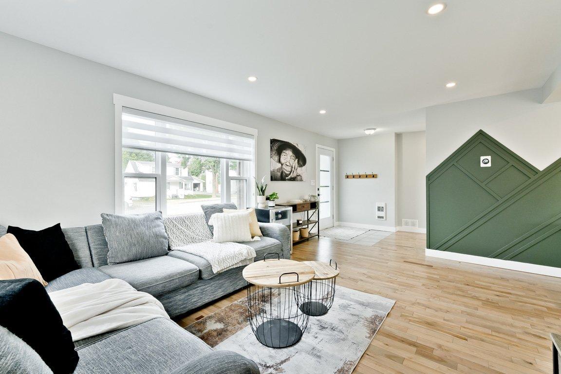 









428


Rue May

,
Coaticook,




QC
J1A1S9

