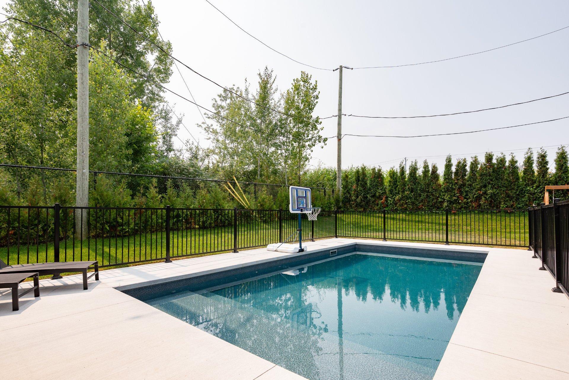 









3177


Rue Édouard-Harbec

,
Carignan,




QC
J3L0T8

