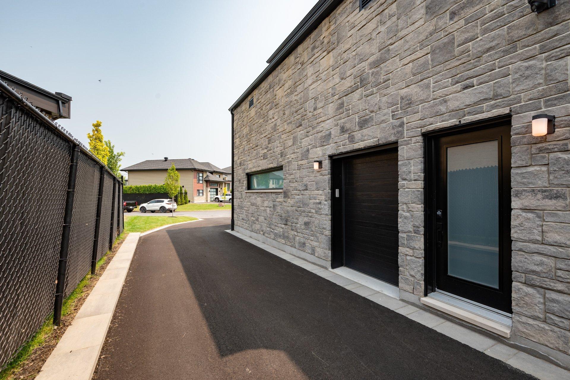 









3177


Rue Édouard-Harbec

,
Carignan,




QC
J3L0T8

