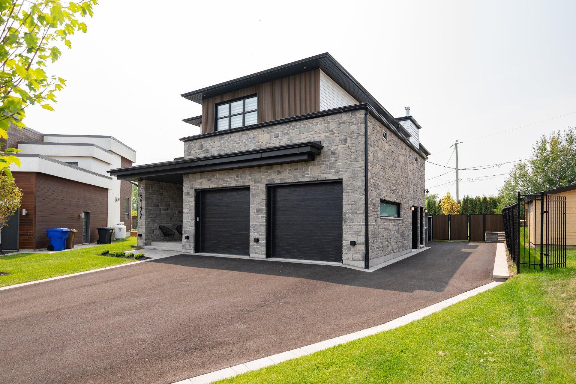 









3177


Rue Édouard-Harbec

,
Carignan,




QC
J3L0T8

