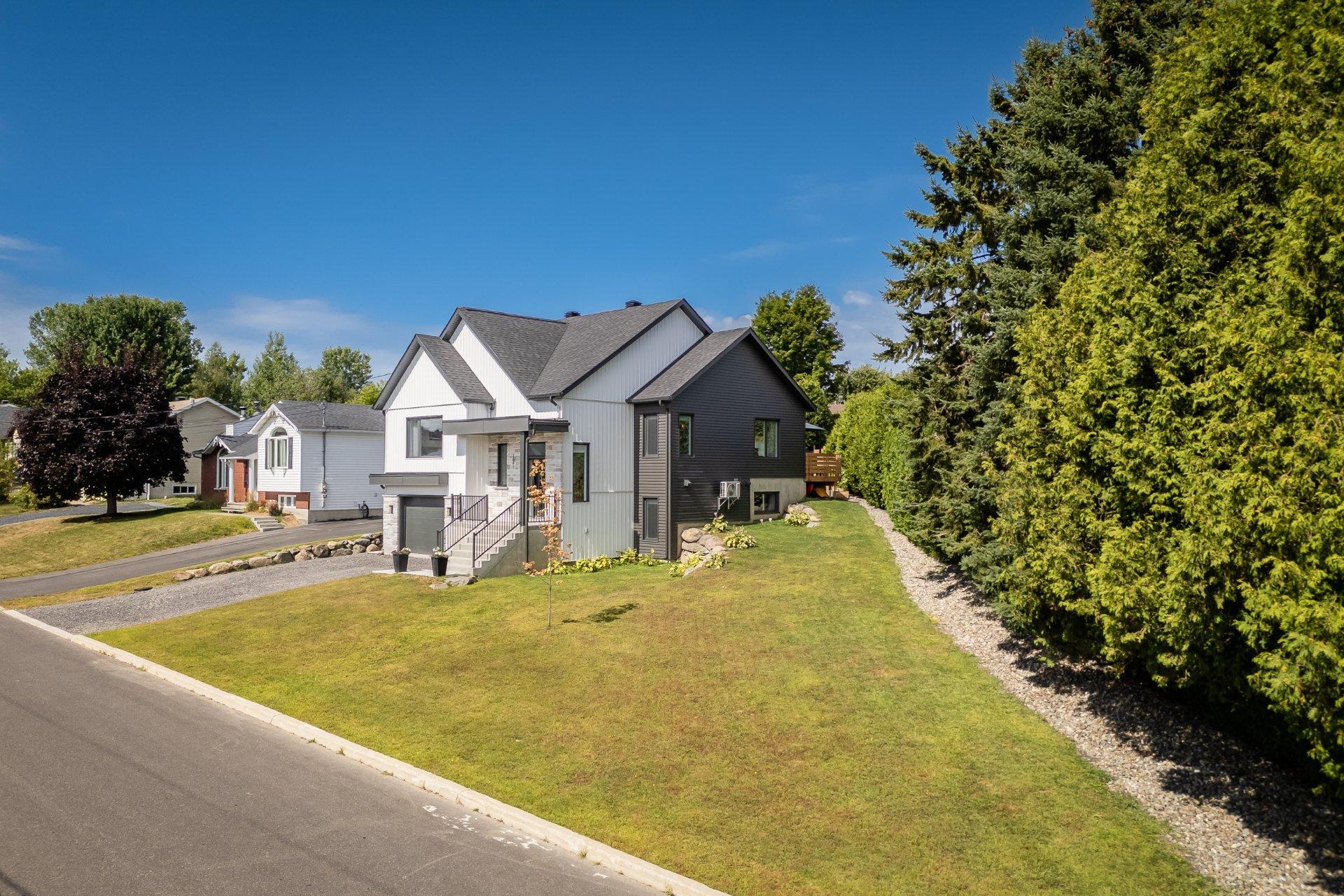 









121


Rue des Cèdres

,
Waterloo,




QC
J0E2N0


