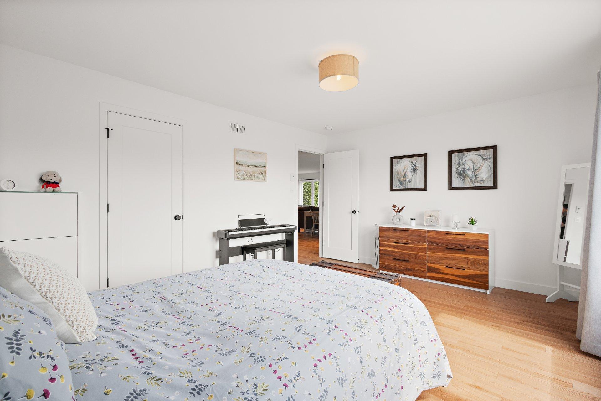 









121


Rue des Cèdres

,
Waterloo,




QC
J0E2N0

