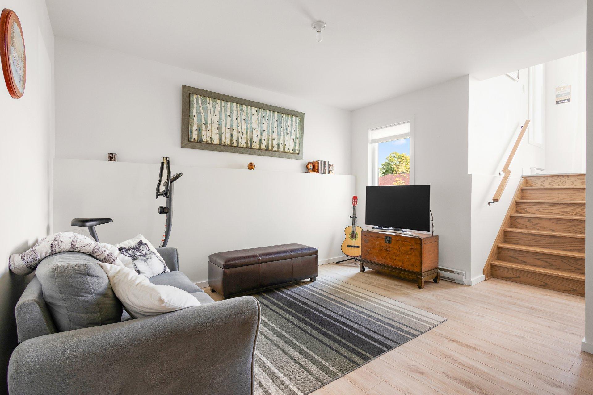 









121


Rue des Cèdres

,
Waterloo,




QC
J0E2N0


