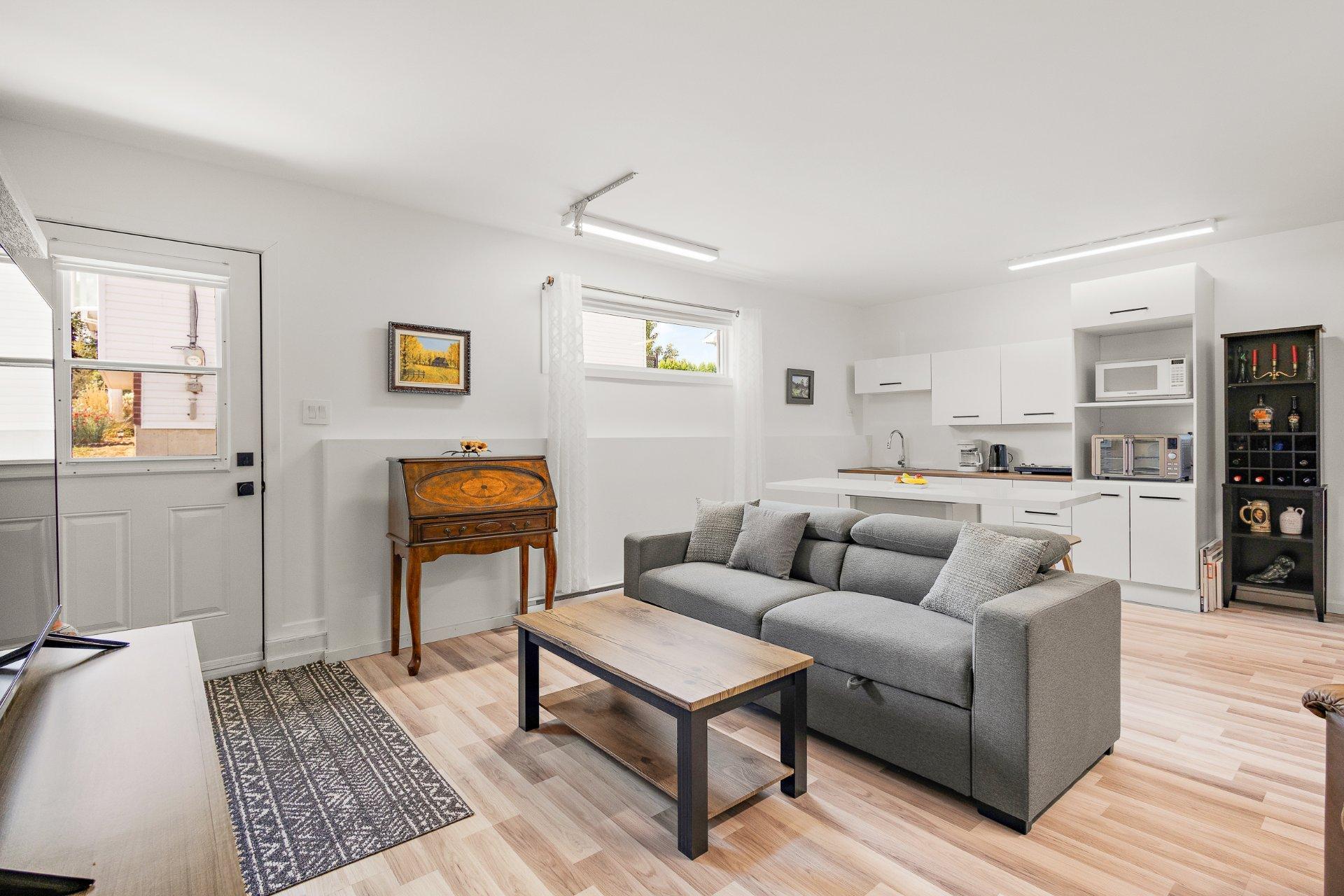 









121


Rue des Cèdres

,
Waterloo,




QC
J0E2N0

