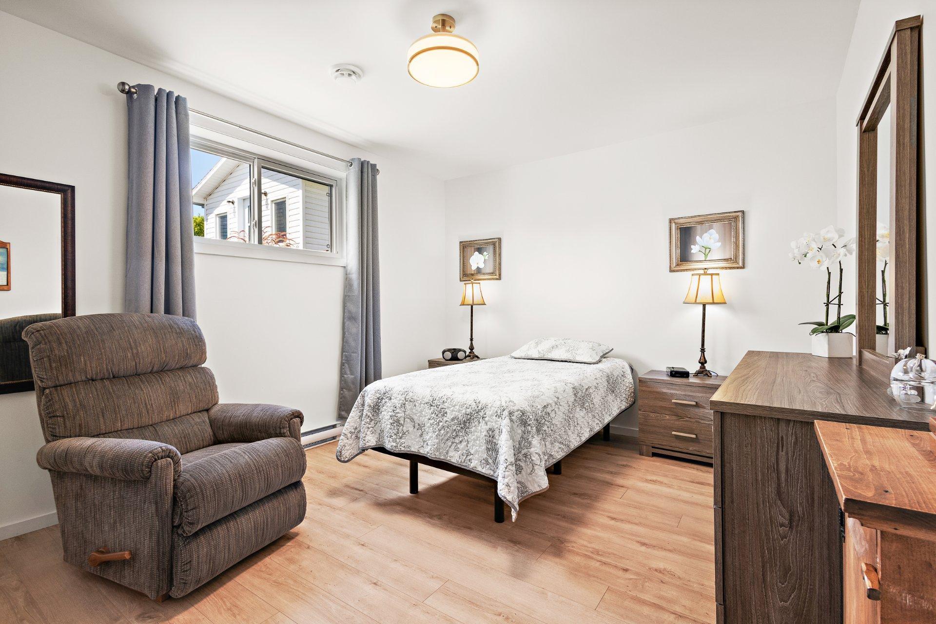 









121


Rue des Cèdres

,
Waterloo,




QC
J0E2N0

