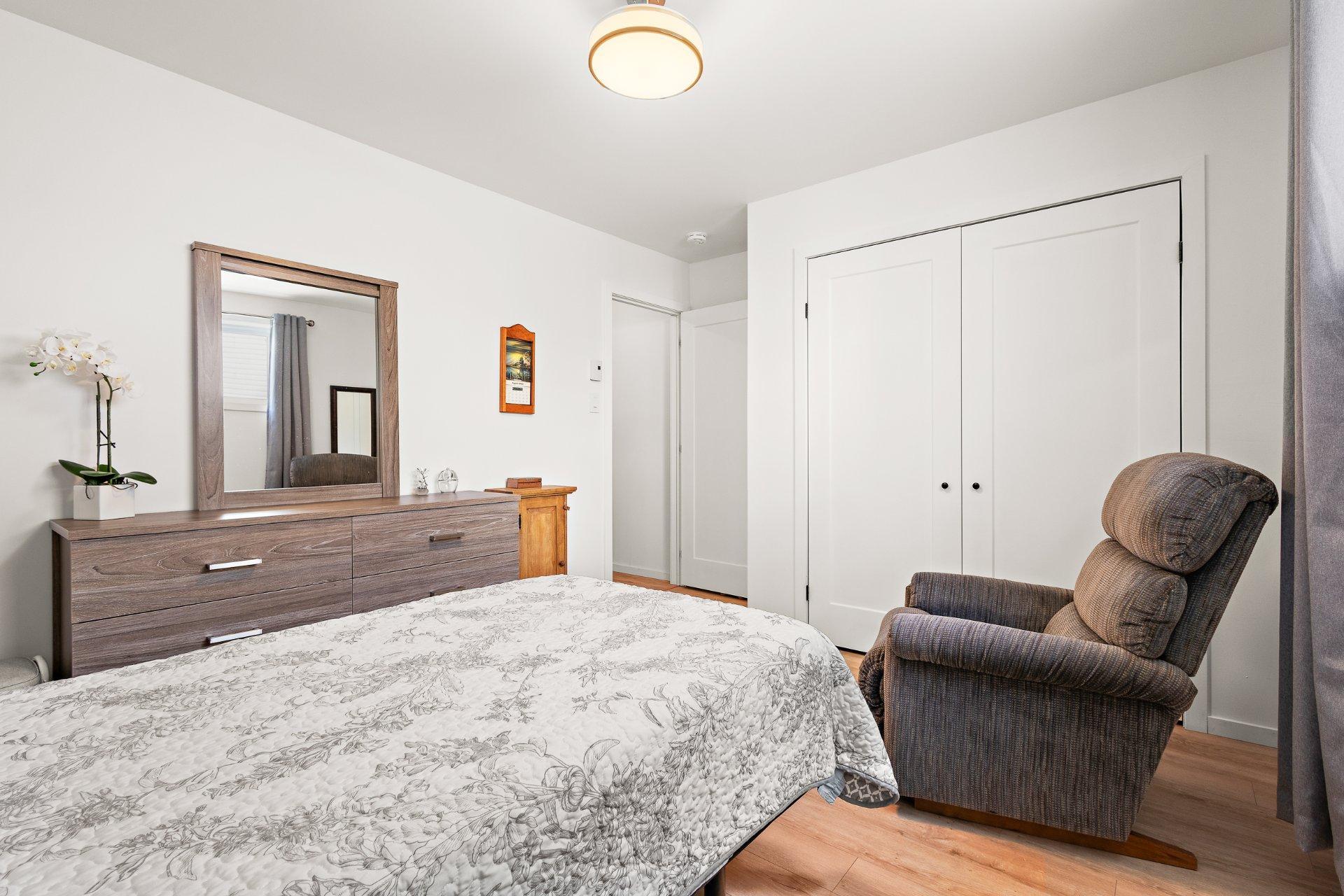 









121


Rue des Cèdres

,
Waterloo,




QC
J0E2N0

