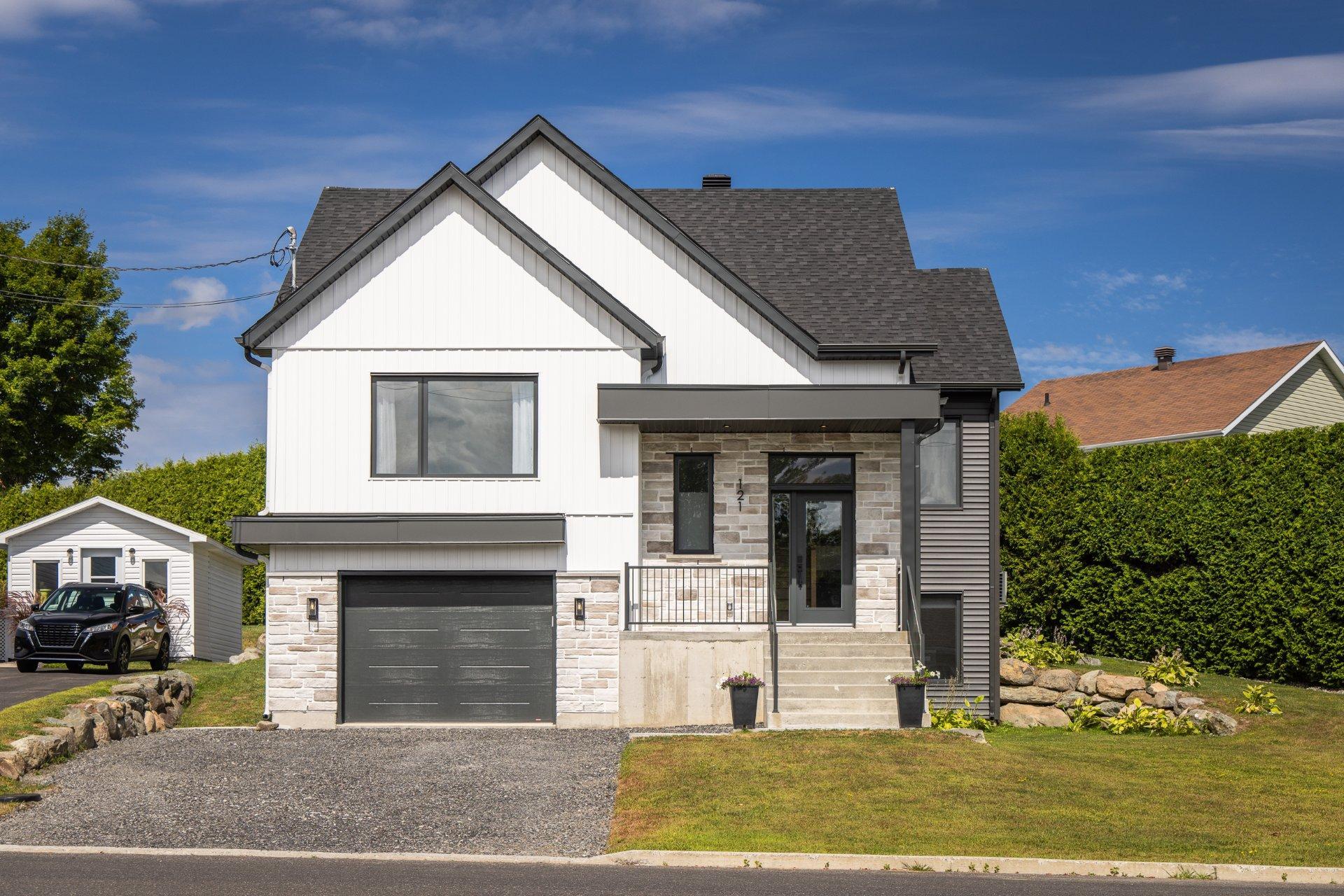 









121


Rue des Cèdres

,
Waterloo,




QC
J0E2N0

