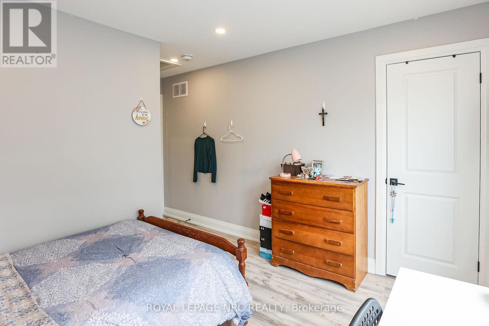 












39 GROVE AVENUE

,
St. Catharines (Secord Woods),




Ontario
L2P1C5


