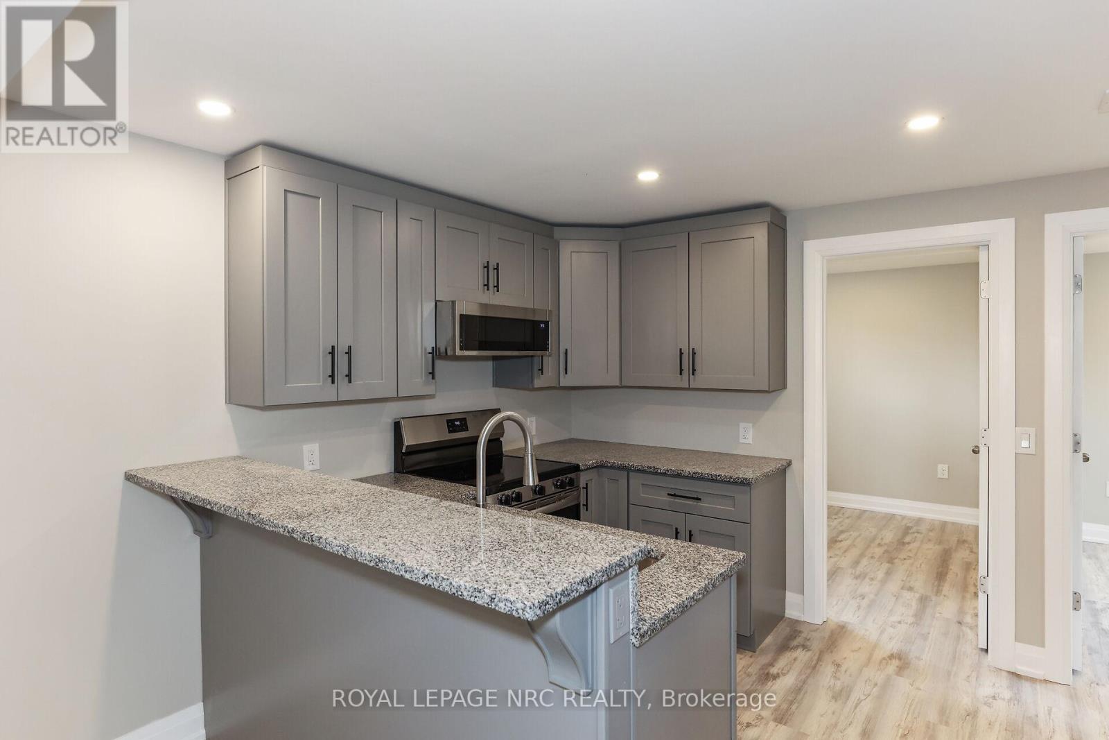 












39 GROVE AVENUE

,
St. Catharines (Secord Woods),




Ontario
L2P1C5


