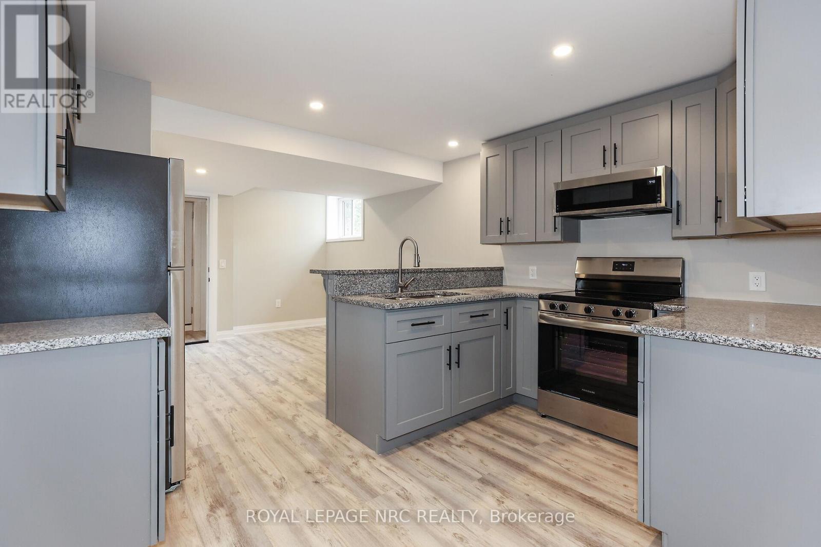 












39 GROVE AVENUE

,
St. Catharines (Secord Woods),




Ontario
L2P1C5

