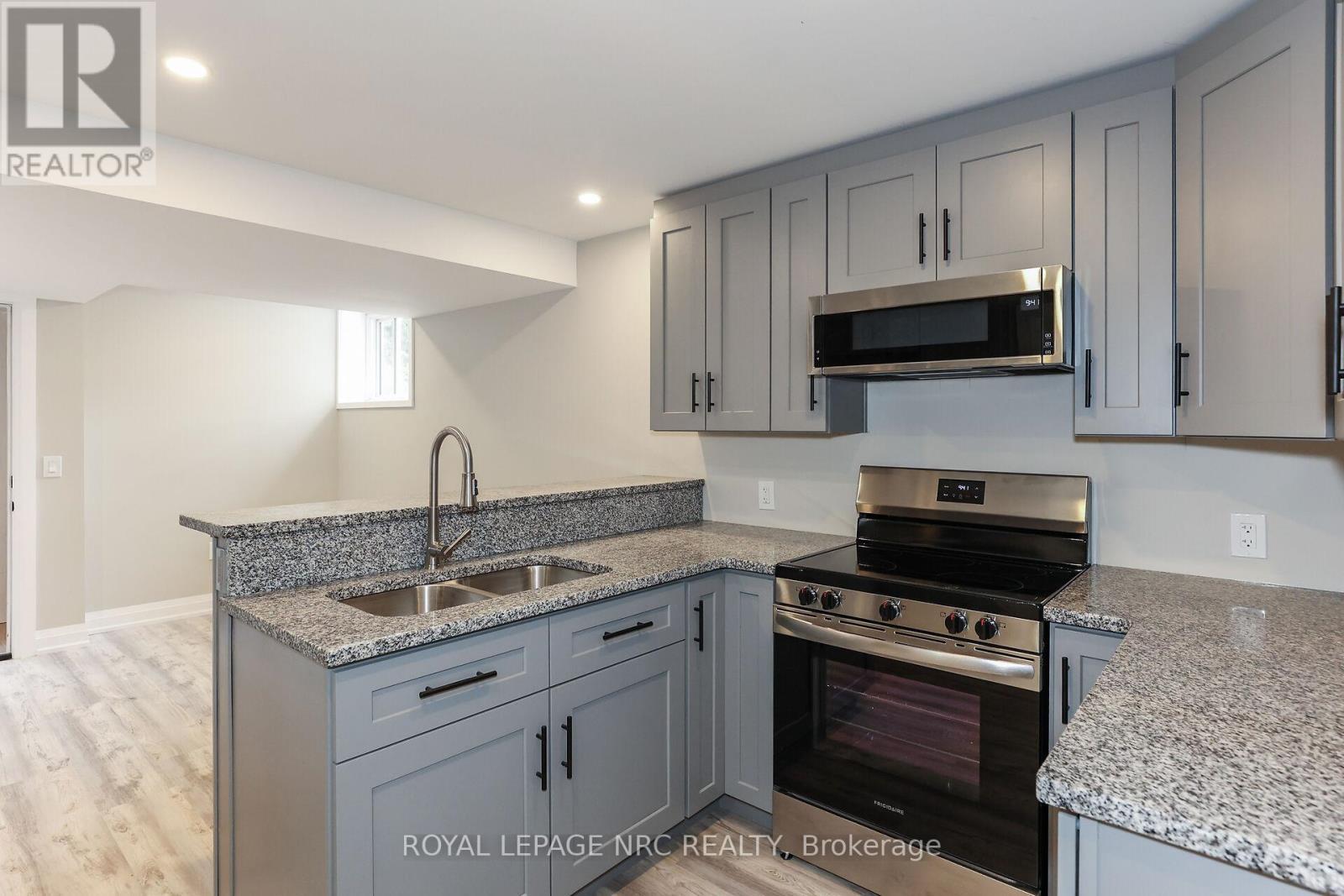 












39 GROVE AVENUE

,
St. Catharines (Secord Woods),




Ontario
L2P1C5

