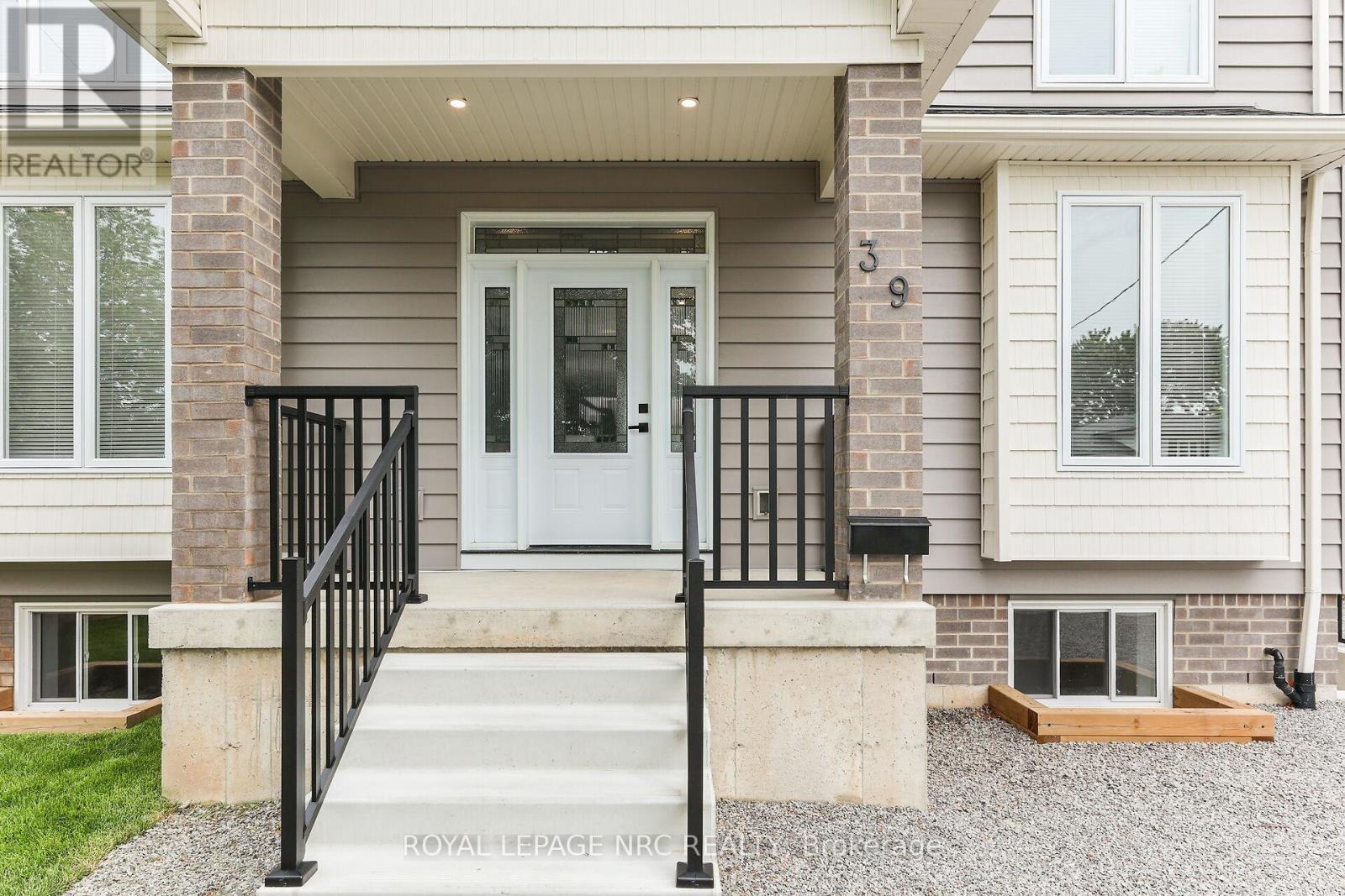 












39 GROVE AVENUE

,
St. Catharines (Secord Woods),




Ontario
L2P1C5

