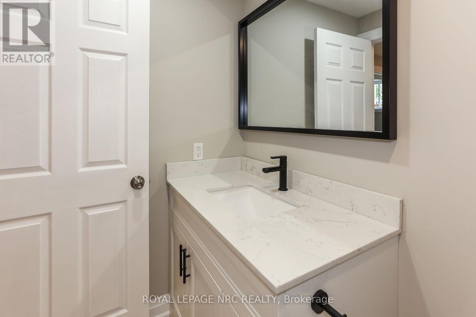 












39 GROVE AVENUE

,
St. Catharines (Secord Woods),




Ontario
L2P1C5

