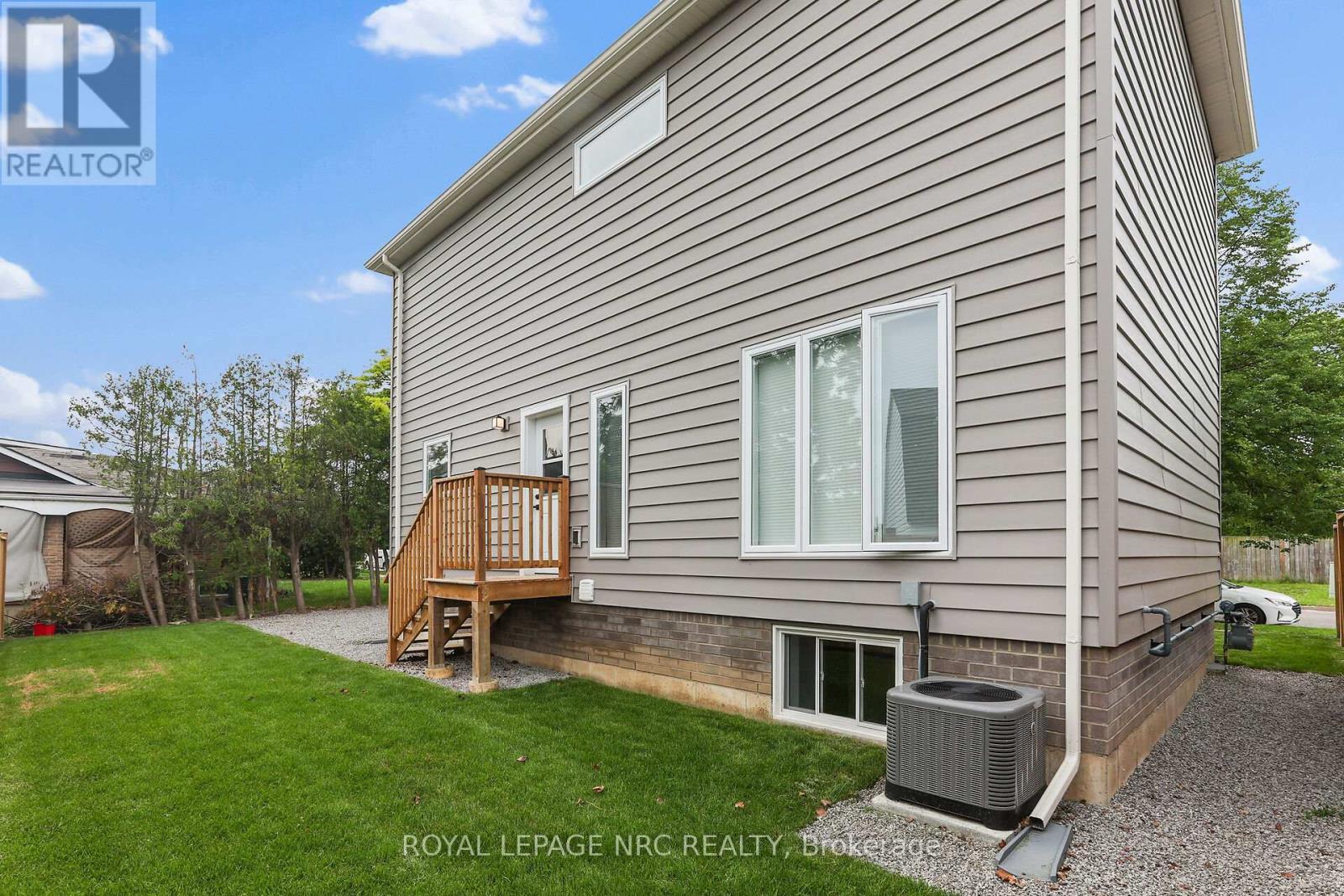 












39 GROVE AVENUE

,
St. Catharines (Secord Woods),




Ontario
L2P1C5

