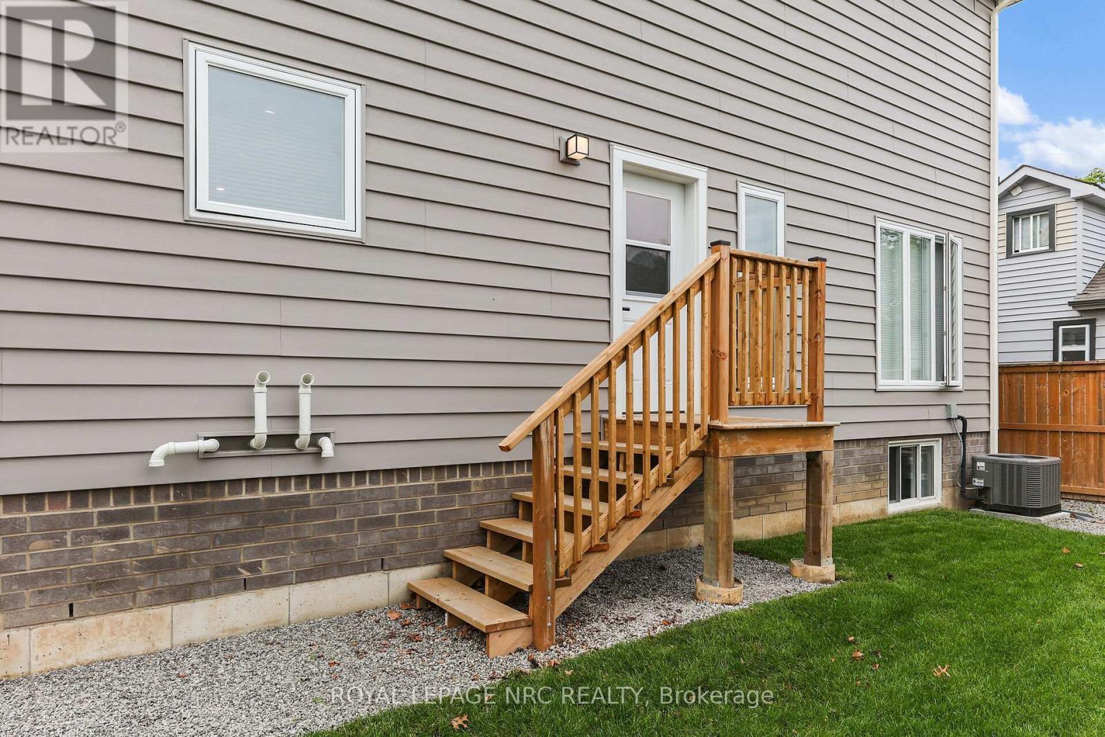 












39 GROVE AVENUE

,
St. Catharines (Secord Woods),




Ontario
L2P1C5

