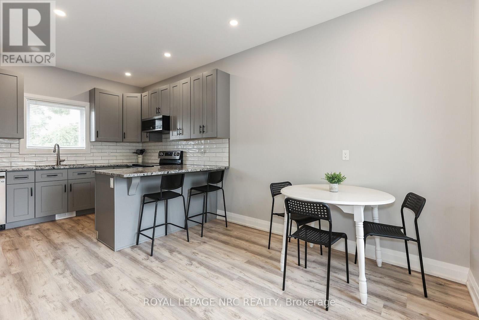 












39 GROVE AVENUE

,
St. Catharines (Secord Woods),




Ontario
L2P1C5

