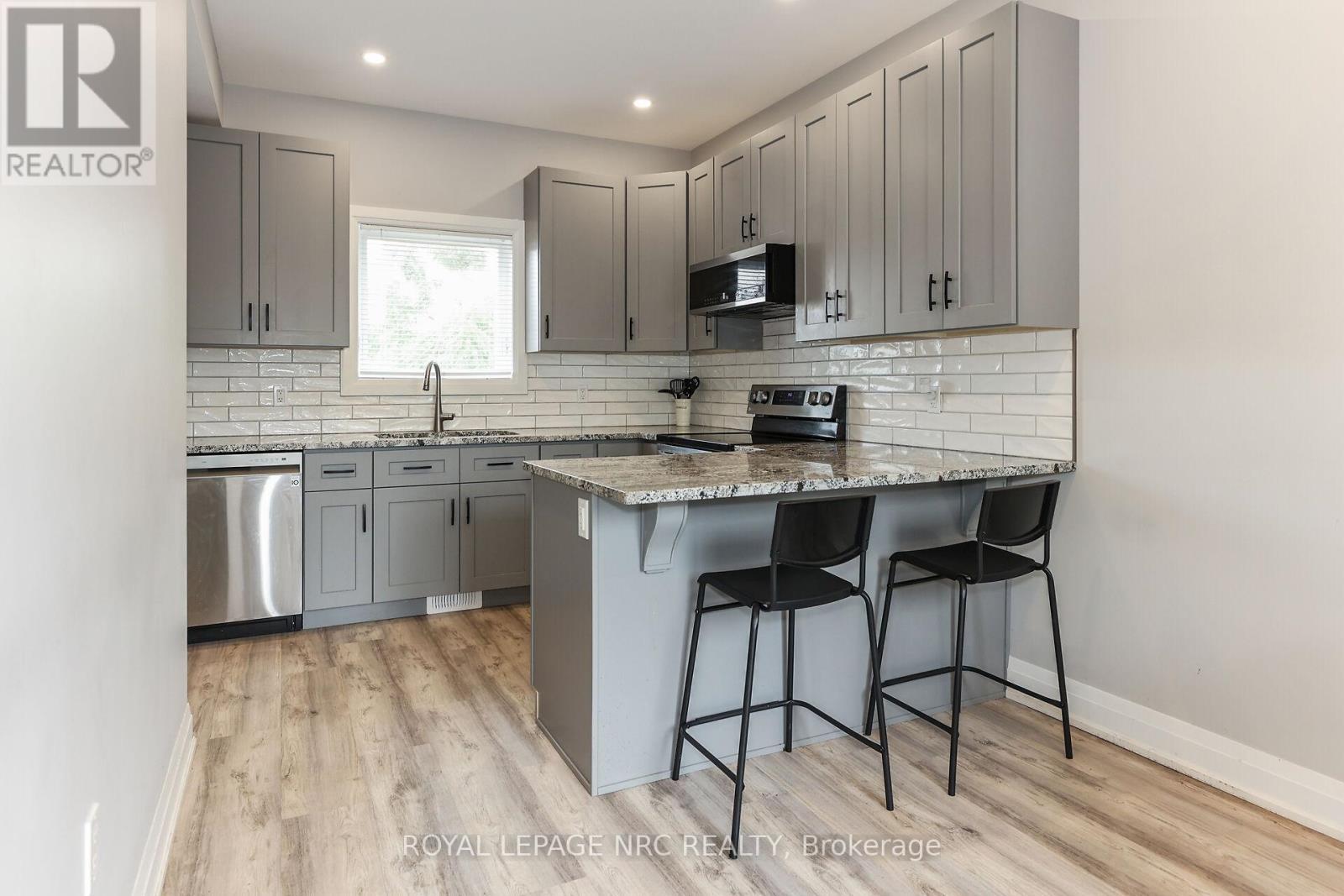 












39 GROVE AVENUE

,
St. Catharines (Secord Woods),




Ontario
L2P1C5

