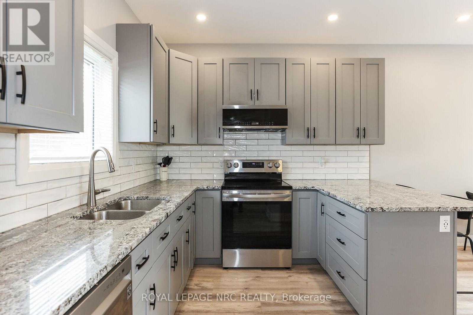 












39 GROVE AVENUE

,
St. Catharines (Secord Woods),




Ontario
L2P1C5

