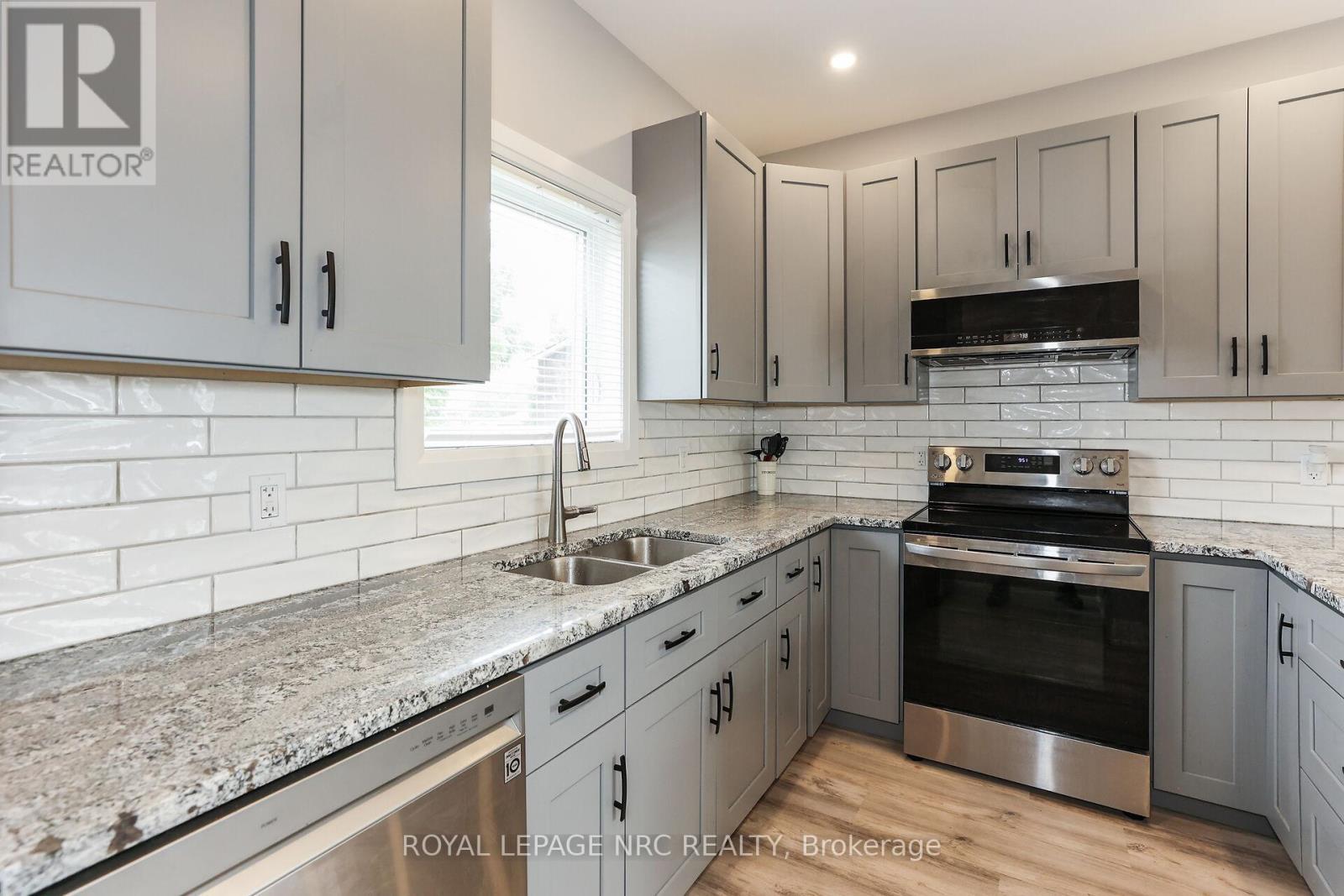 












39 GROVE AVENUE

,
St. Catharines (Secord Woods),




Ontario
L2P1C5

