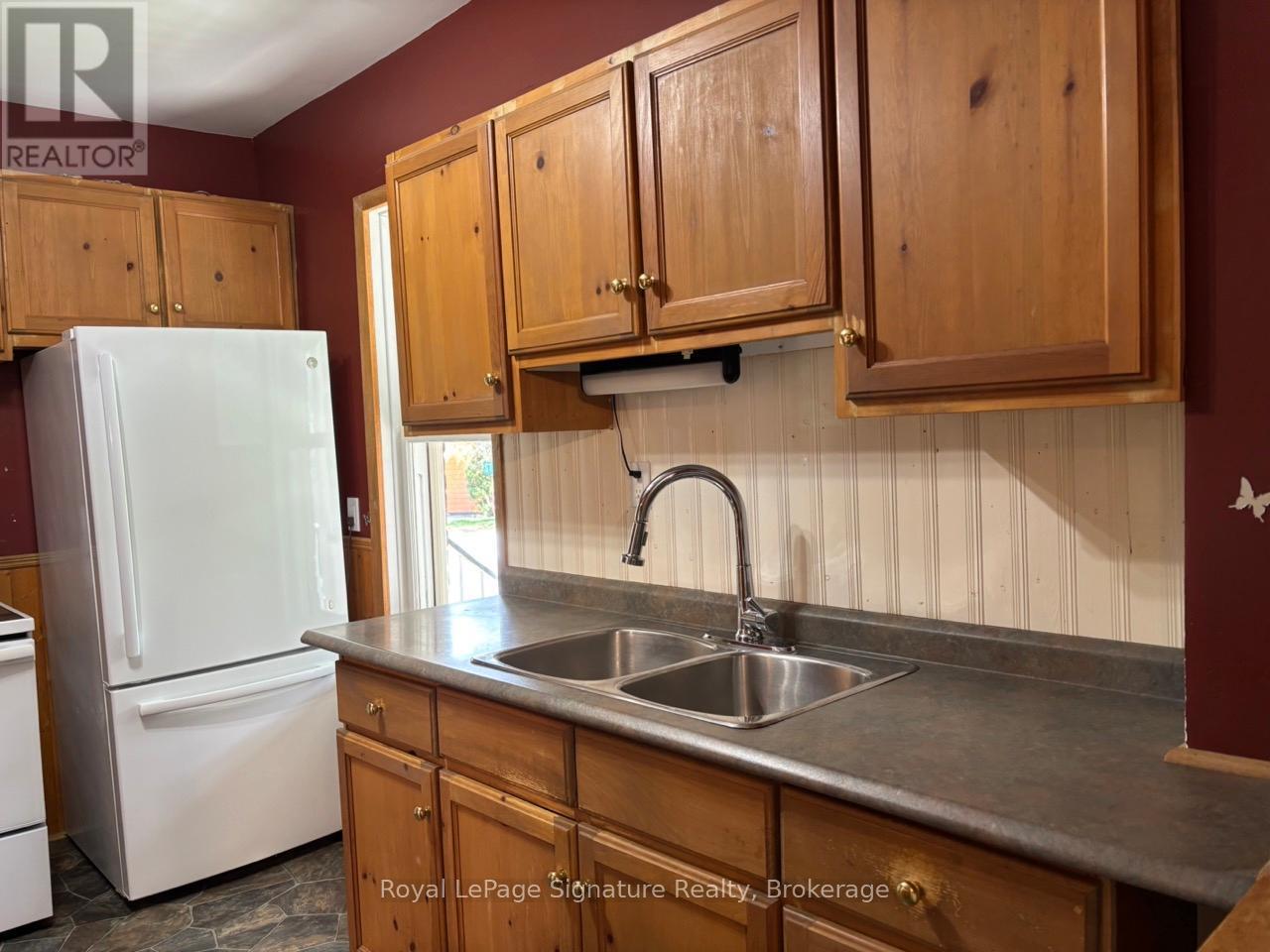 












135 EDWIN STREET E

,
Meaford,




Ontario
N4L1C4

