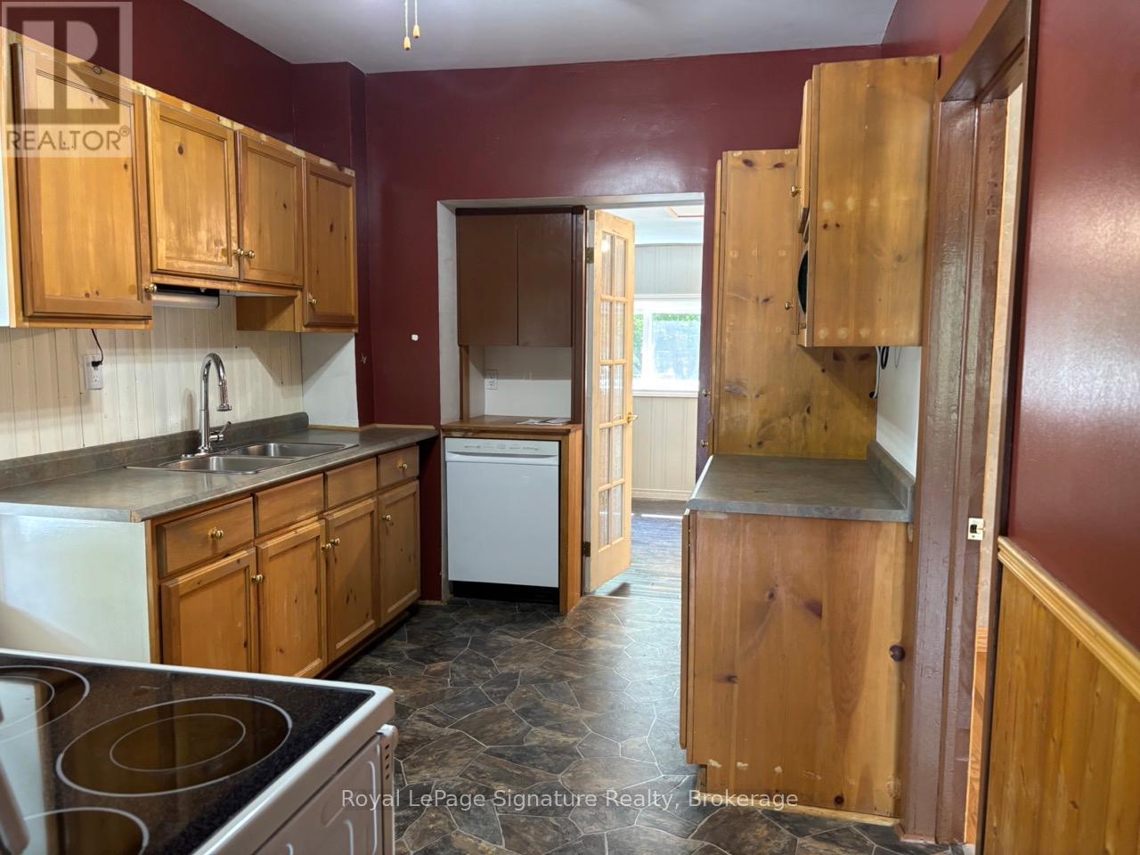 












135 EDWIN STREET E

,
Meaford,




Ontario
N4L1C4

