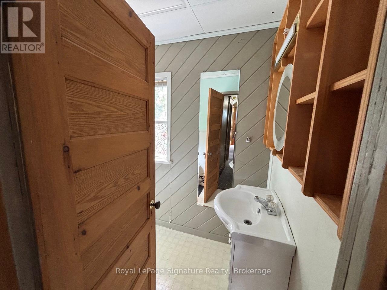 












135 EDWIN STREET E

,
Meaford,




Ontario
N4L1C4


