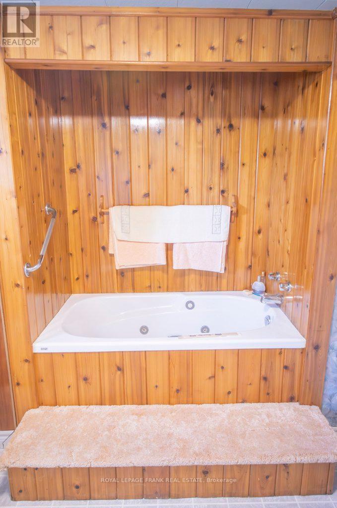 












357 THE CAPTAINS CORNERS

,
Kawartha Lakes (Bobcaygeon),




Ontario
K0M1A0

