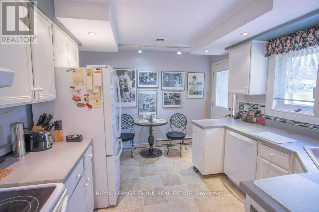 












357 THE CAPTAINS CORNERS

,
Kawartha Lakes (Bobcaygeon),




Ontario
K0M1A0


