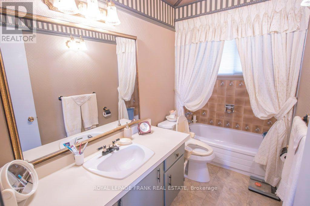 












357 THE CAPTAINS CORNERS

,
Kawartha Lakes (Bobcaygeon),




Ontario
K0M1A0

