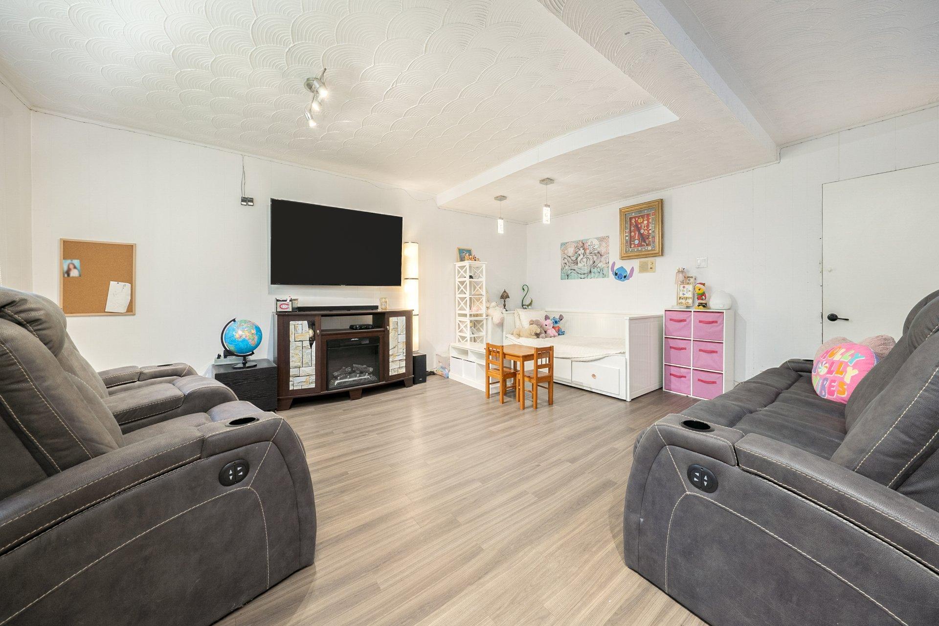 









1448

 - 1450


Rue Moreau

,
Montréal (LaSalle),




QC
H8N1G3

