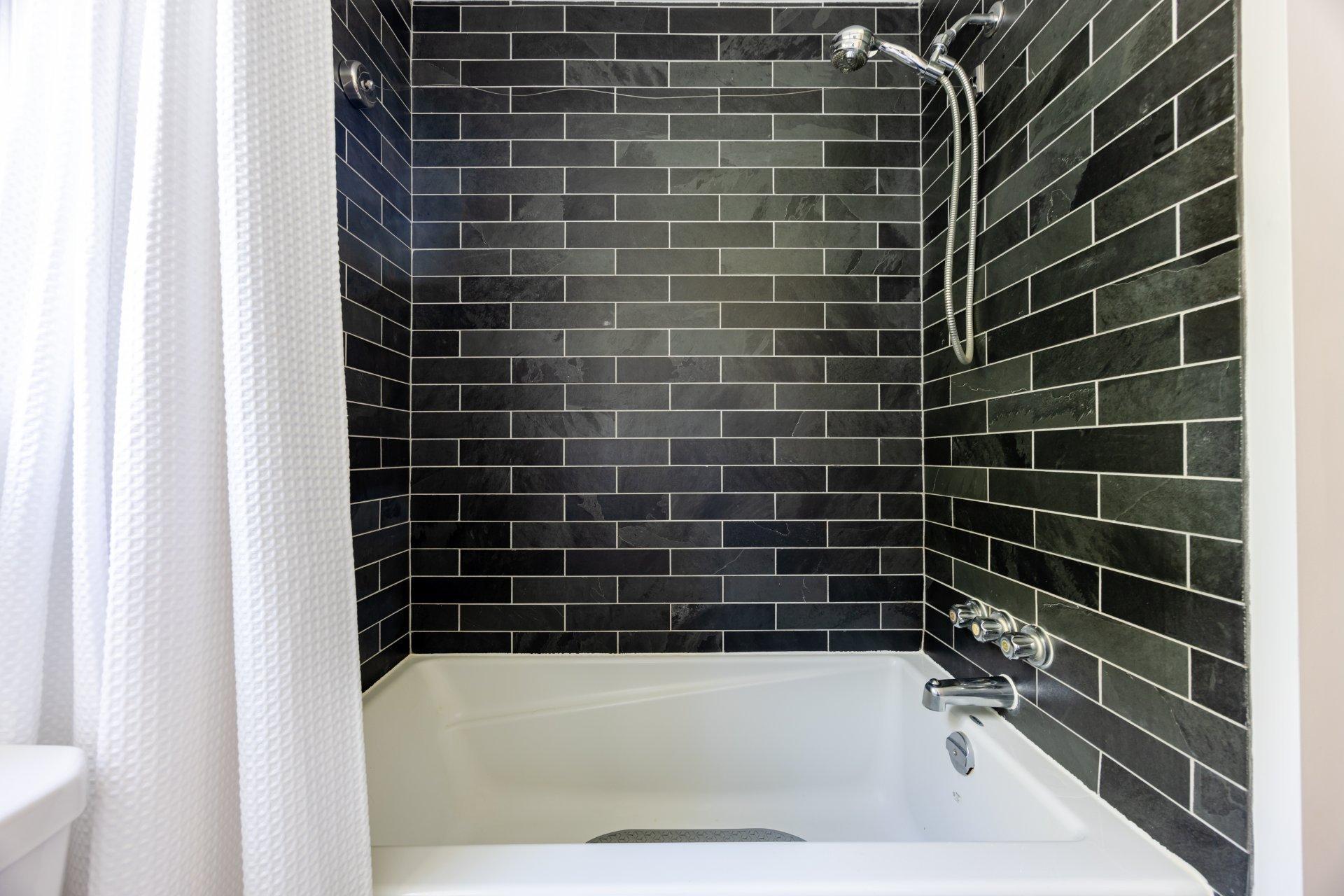 









425


Rue Bruce

,
Kirkland,




QC
H9H3L6

