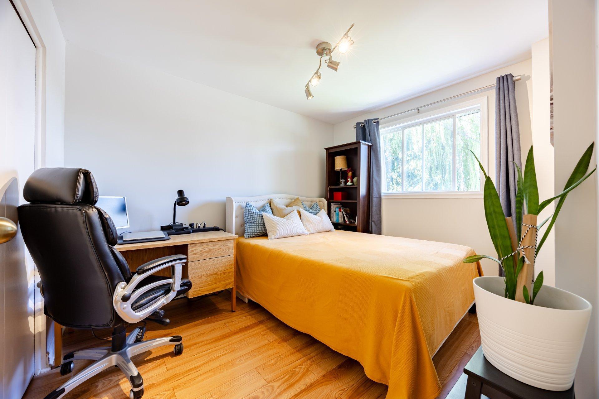 









425


Rue Bruce

,
Kirkland,




QC
H9H3L6

