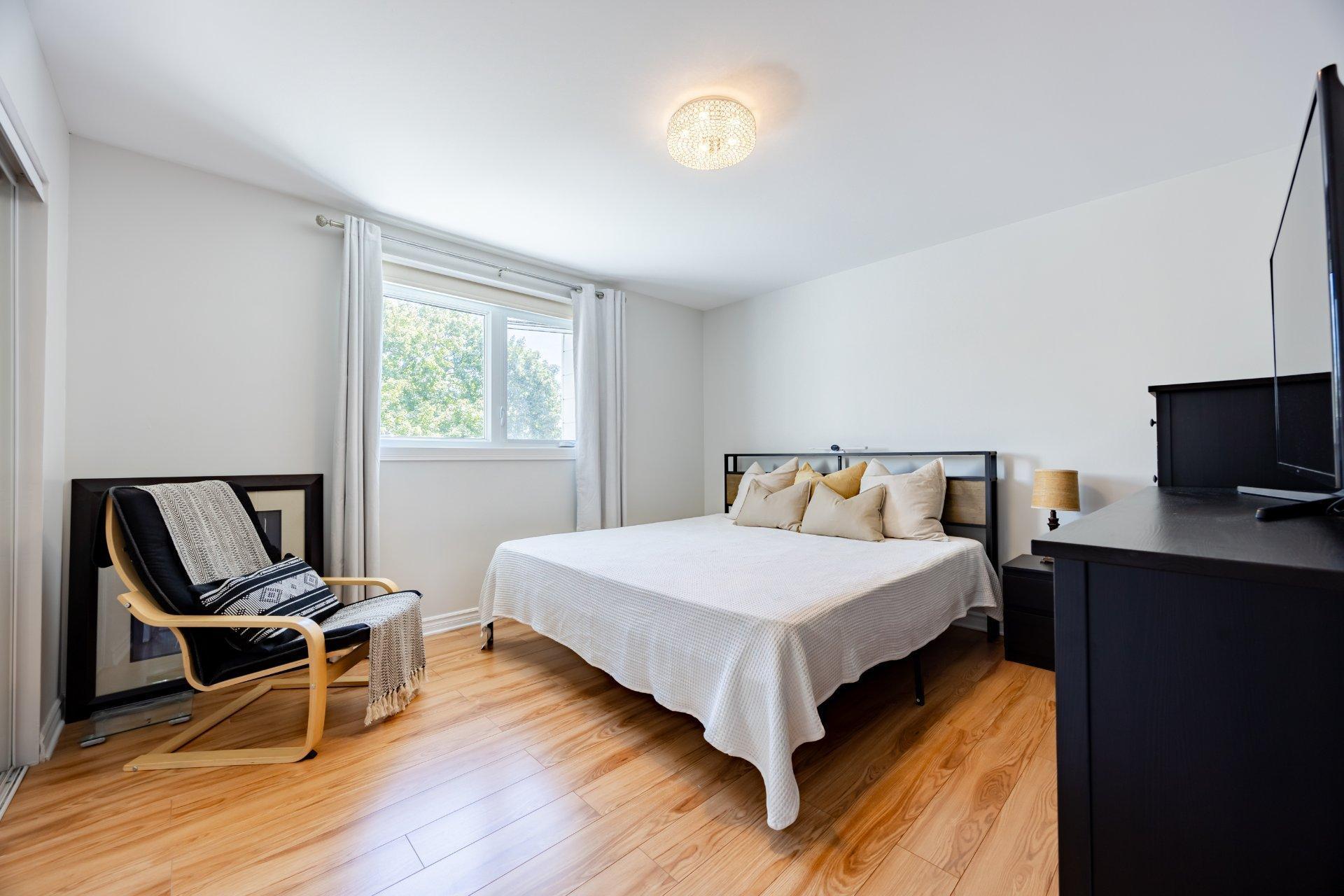 









425


Rue Bruce

,
Kirkland,




QC
H9H3L6

