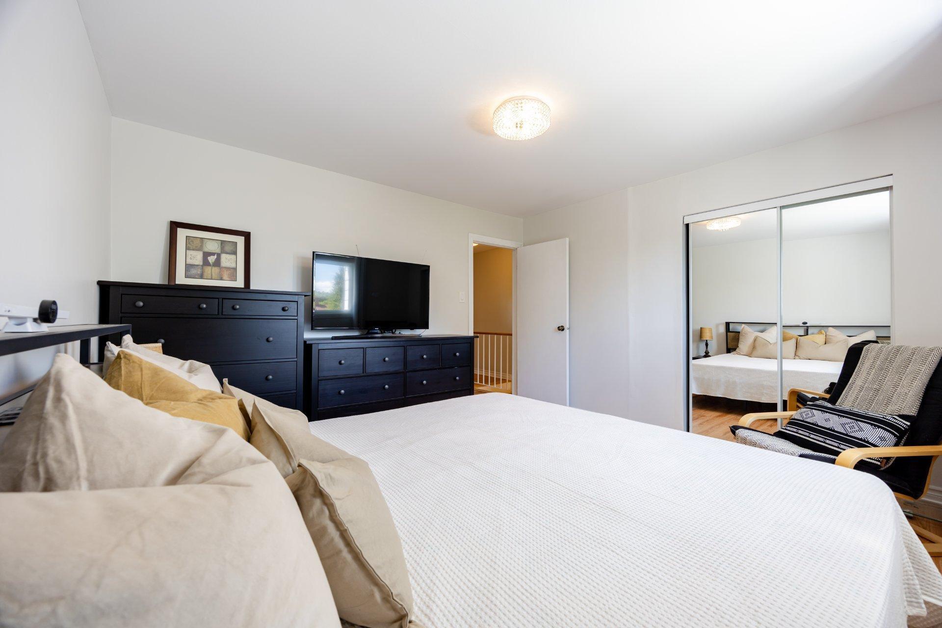 









425


Rue Bruce

,
Kirkland,




QC
H9H3L6

