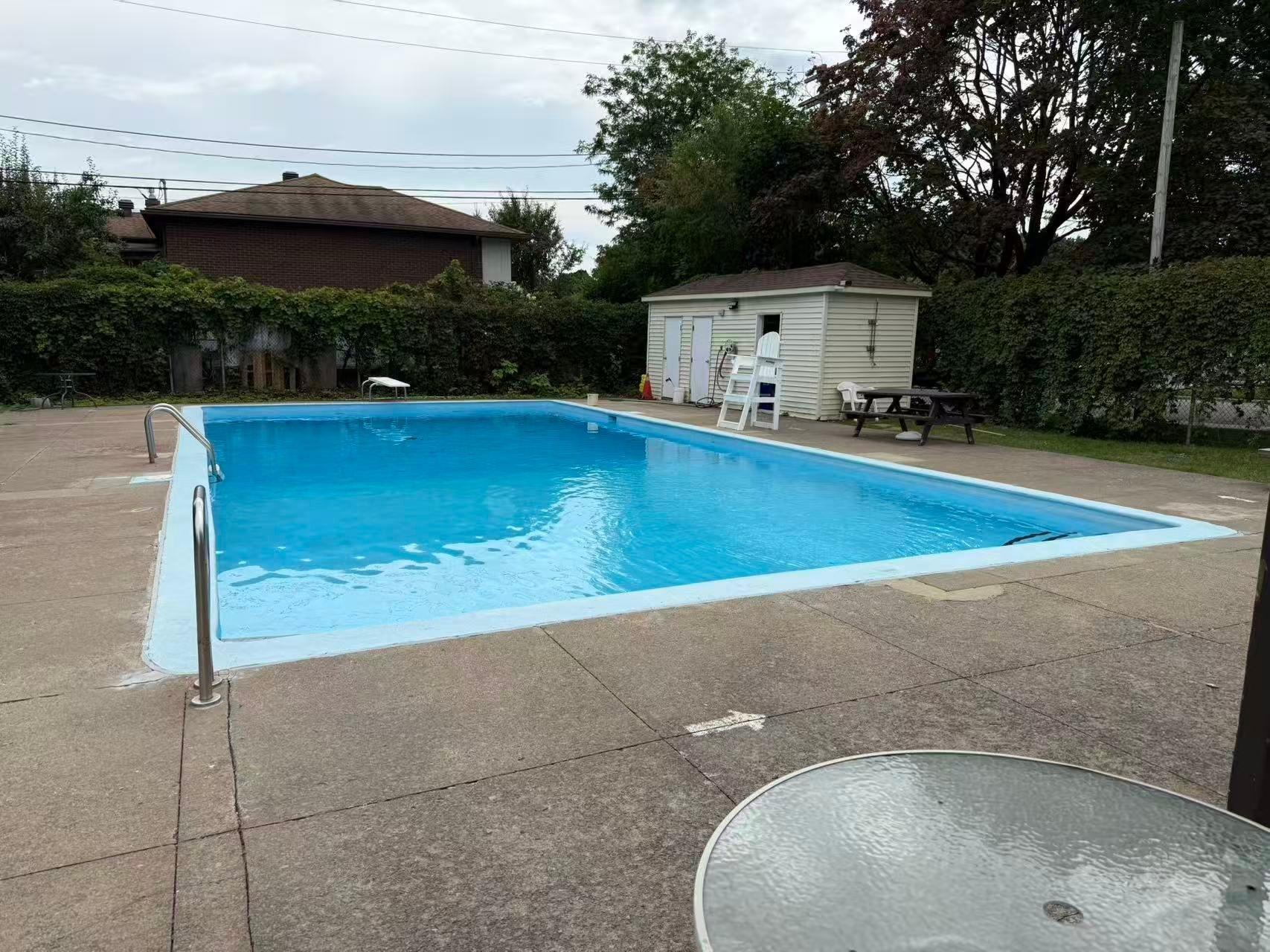 









425


Rue Bruce

,
Kirkland,




QC
H9H3L6

