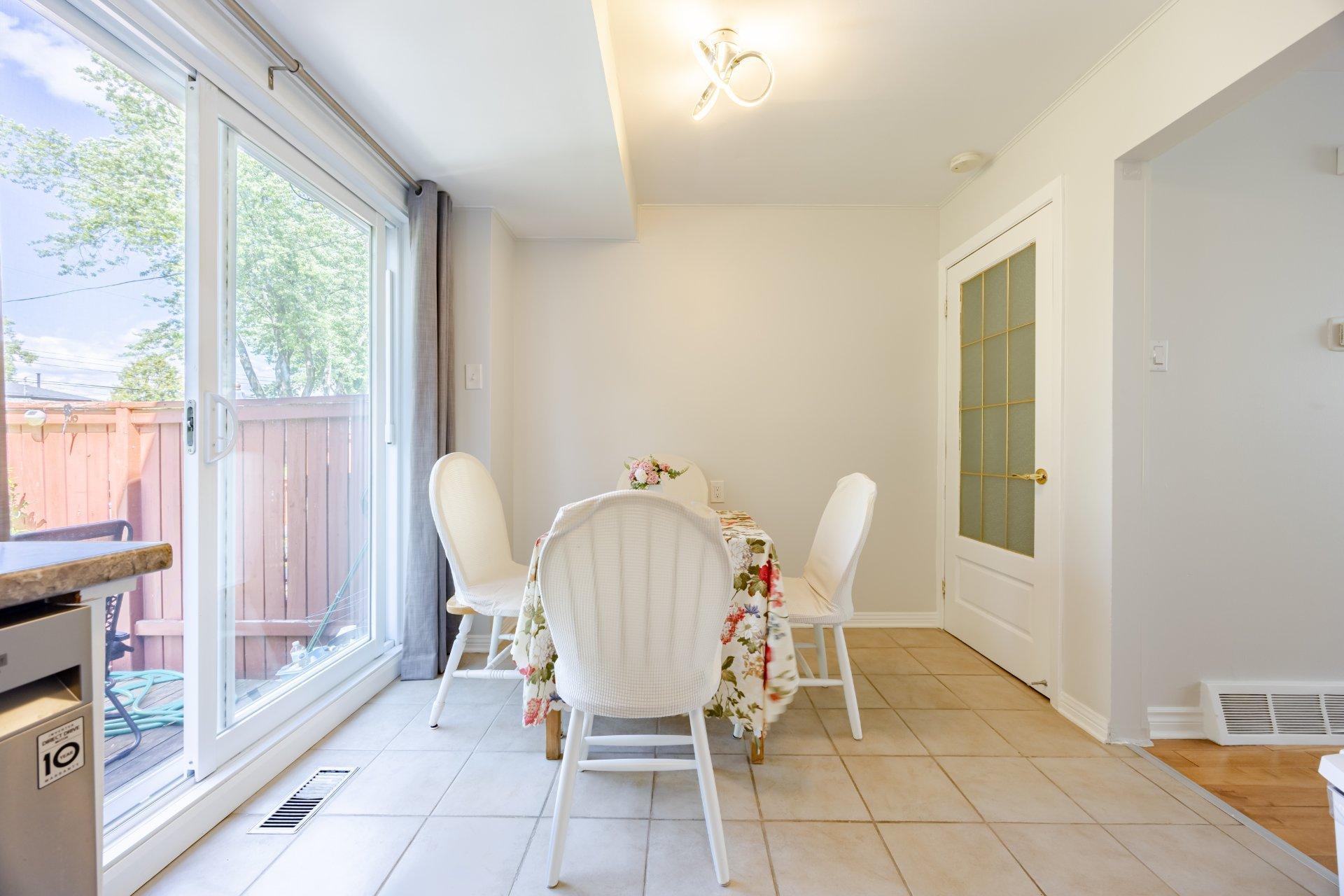 









425


Rue Bruce

,
Kirkland,




QC
H9H3L6


